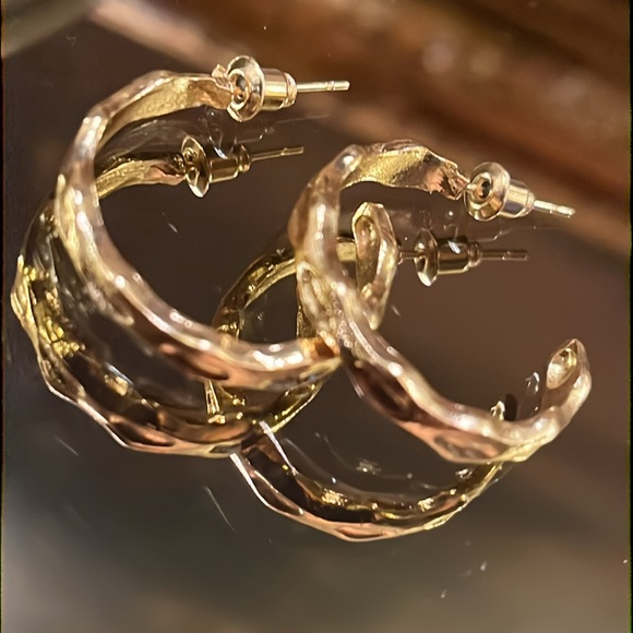 Medium Gold Hoop Earrings 3/4th inch - Picture 1 of 4